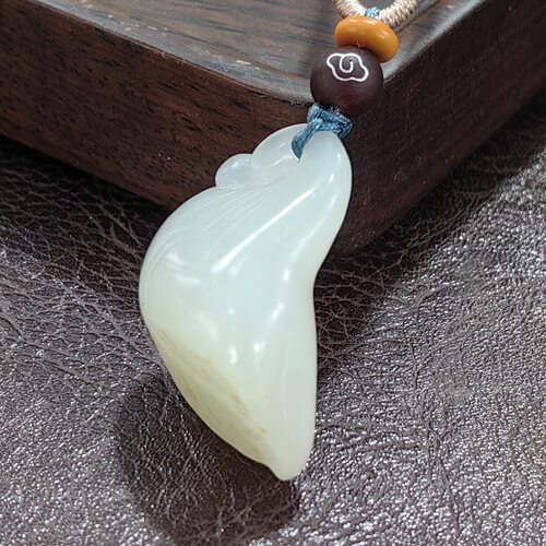 新疆和田玉白玉带洒金皮玉兰花吊坠 立体随形精雕玉挂坠