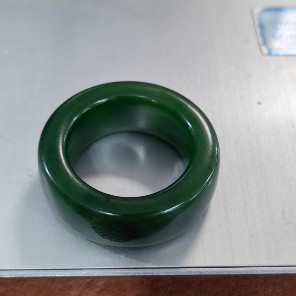 和田碧玉籽料菠菜绿扳指私家定做