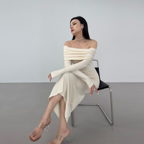 怪力酱一字肩针织修身连衣裙