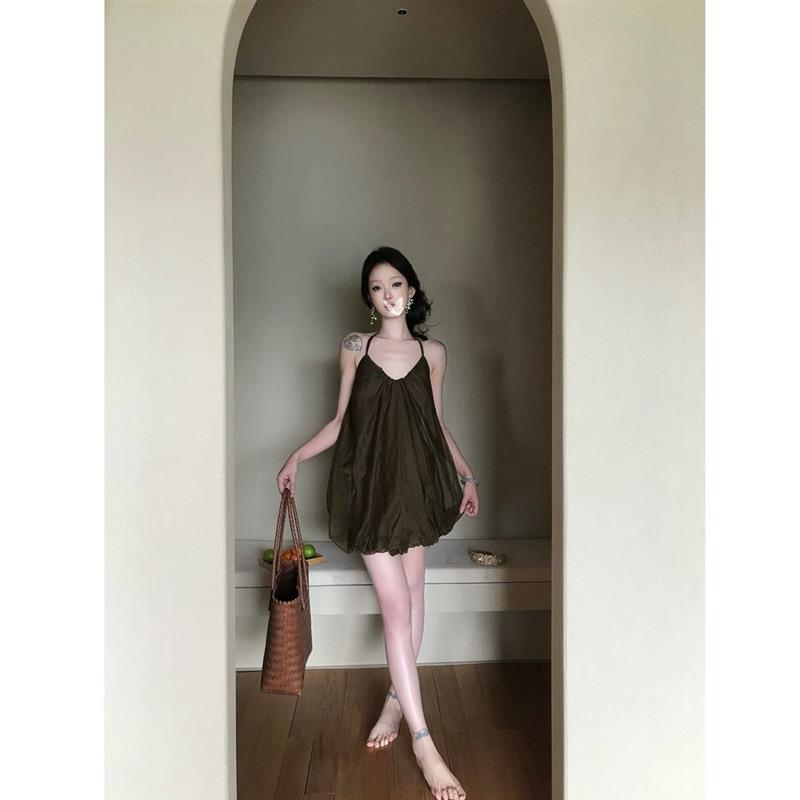 优秀的金蘑菇花苞挂颈系带度假墨绿露背弹力纱裙洋装短裙