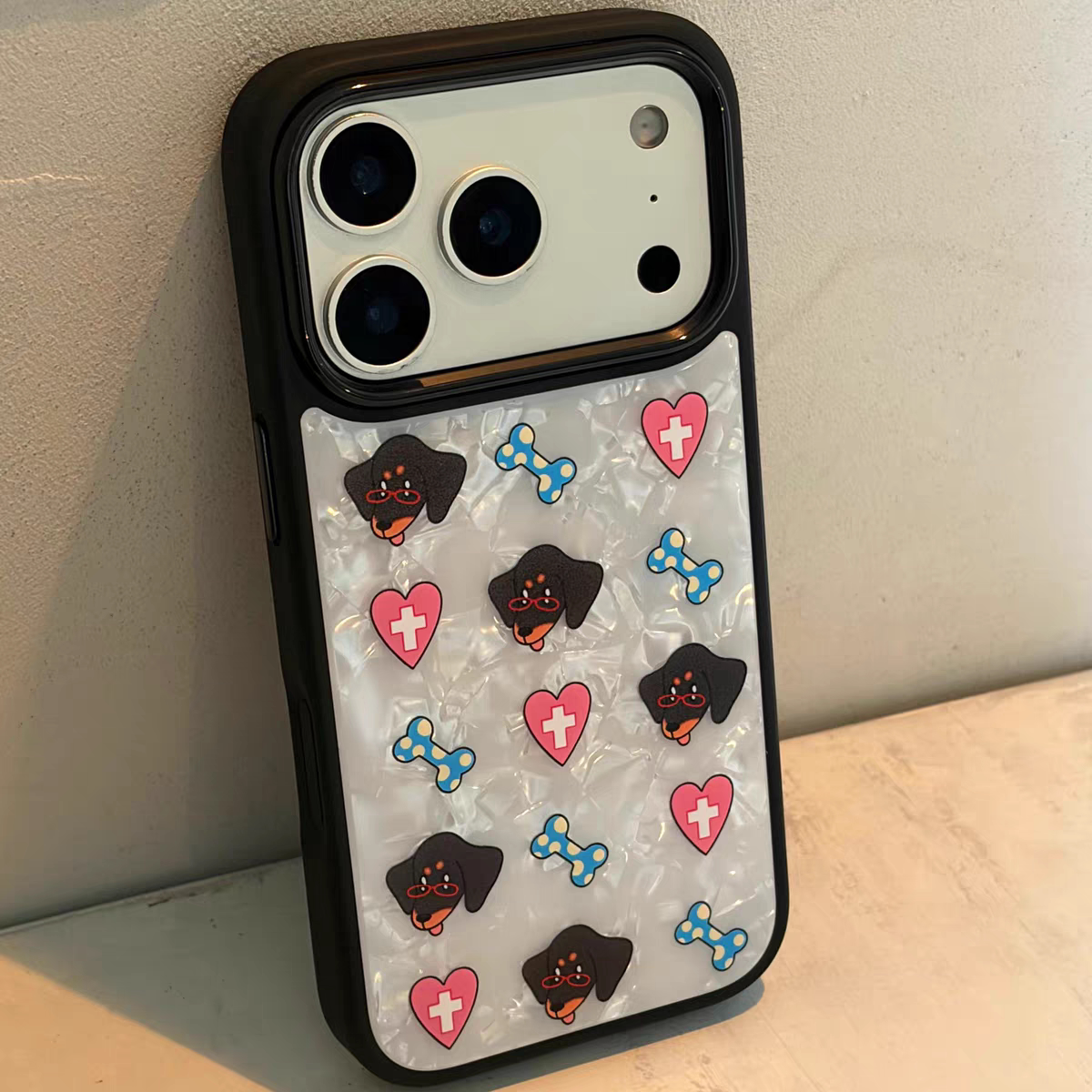 贝壳纹爱心骨头可爱腊肠狗黑边壳适用苹果iPhone17promax手机壳16pro小米15Pro保护套华为mate60P70荣耀oppo