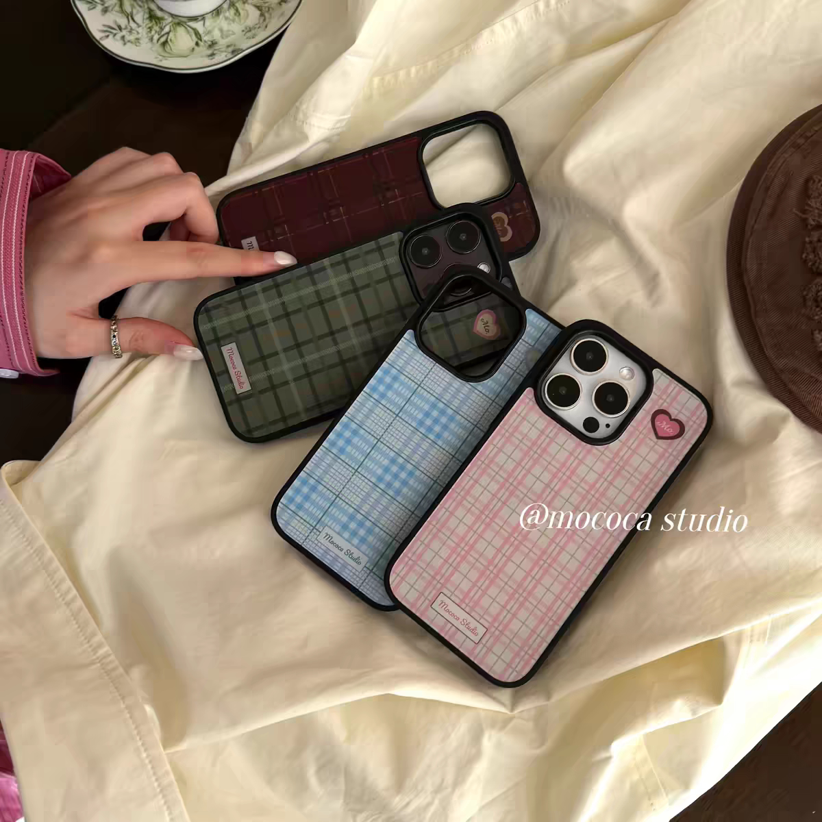 原创个性甜心格纹亚克力黑边亮面磨砂适用苹果16promax手机壳iPhone15lus14Pro13保护套12防摔ins挂绳硅胶
