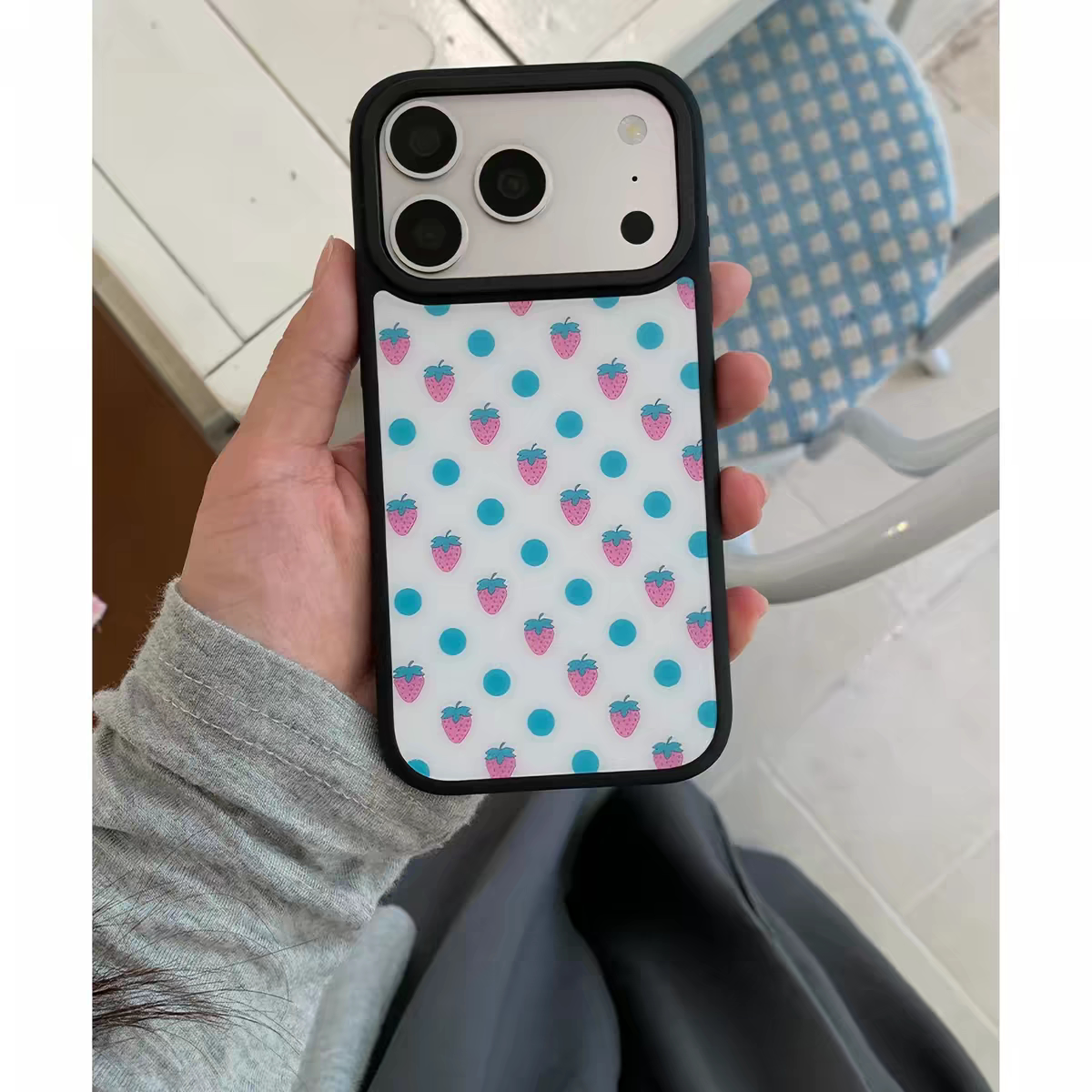 ins风可爱个性波点草莓夏日黑边壳适用苹果iPhone17promax手机壳16pro小米15Pro保护套华为mate60P70荣耀oppo