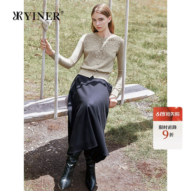 YINER音儿女装冬季法式莹润珠钻阿尔巴斯羊绒圆领针织开衫