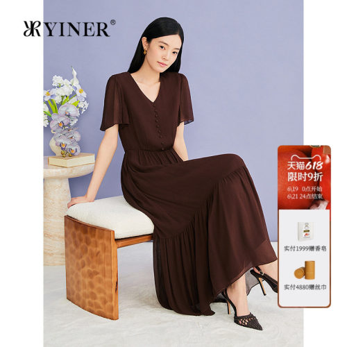 YINER音儿专选2026夏季新款法式优雅V领桑蚕丝A摆褶艺收腰连衣裙
