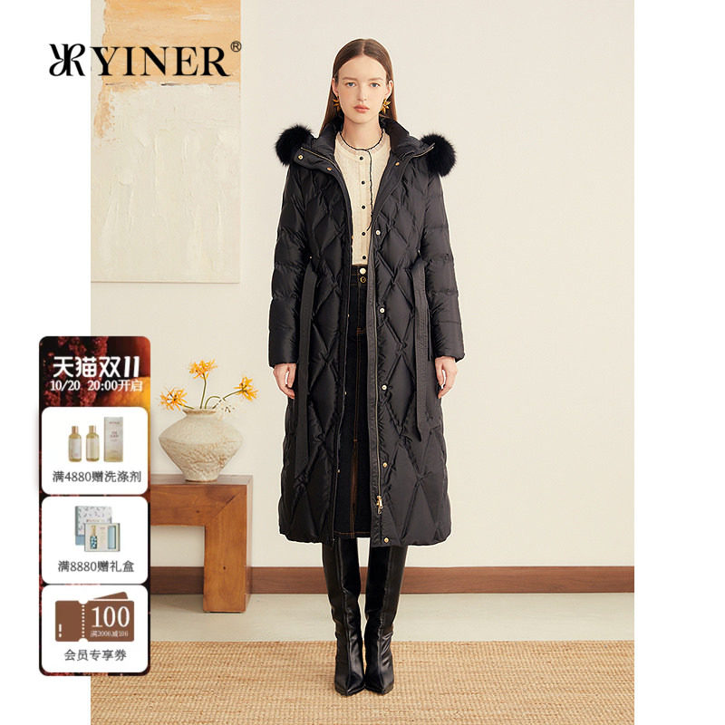 YINER音儿专选女装秋季柔光缎面狐狸毛领渐变菱格连帽羽绒服