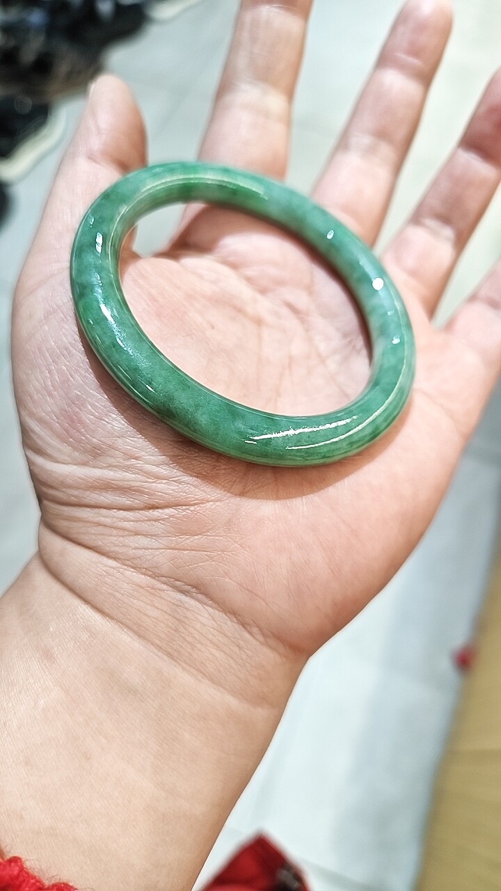 天然翡翠手镯56.3圆条满绿完美无瑕疵56-58圈可戴