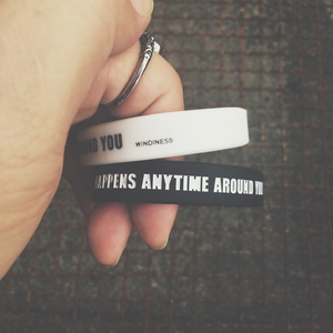 原创潮牌蝴蝶硅胶情侣手环时尚百搭腕带手圈学生运动秋冬礼物