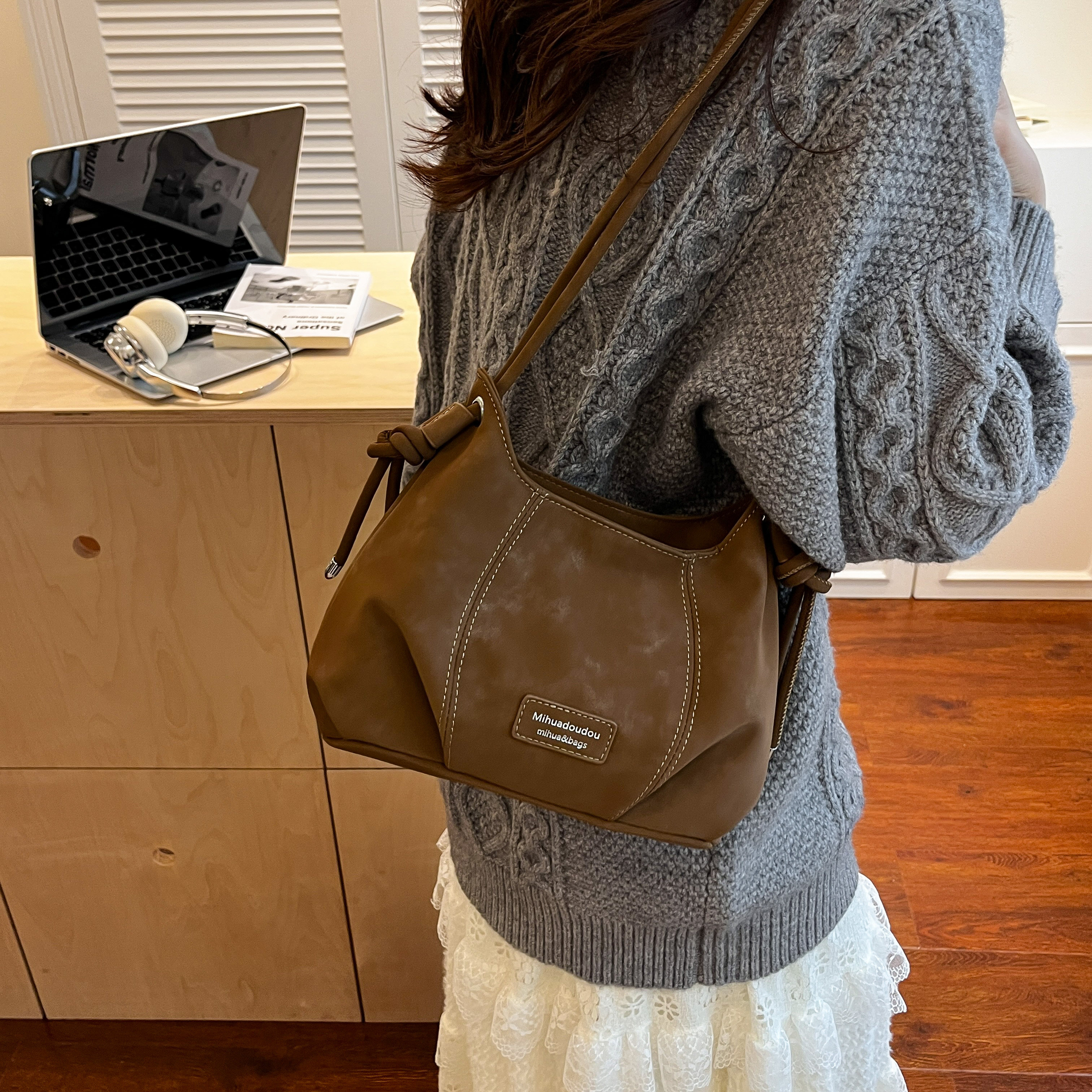 复古磨砂麂皮绒包包女款时尚百搭通勤斜挎小包休闲磁扣单肩手提包