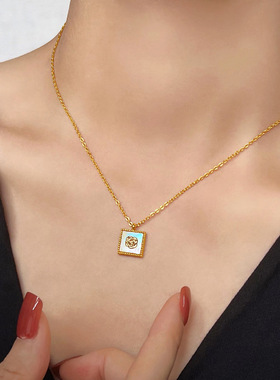 通体钛钢  浮雕法式白贝母项链山茶花方牌吊坠锁骨链浪漫温柔气质