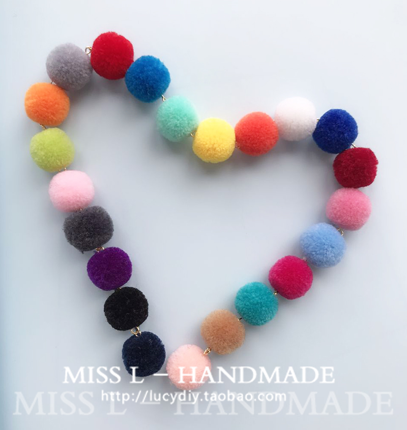 双吊杨梅球毛球时尚搭配