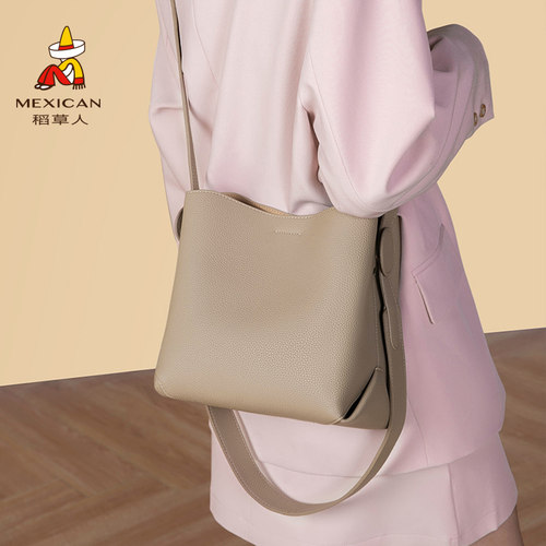 稻草人官方正品包包女款夏季高级斜挎单肩包通勤大容量流行水桶包