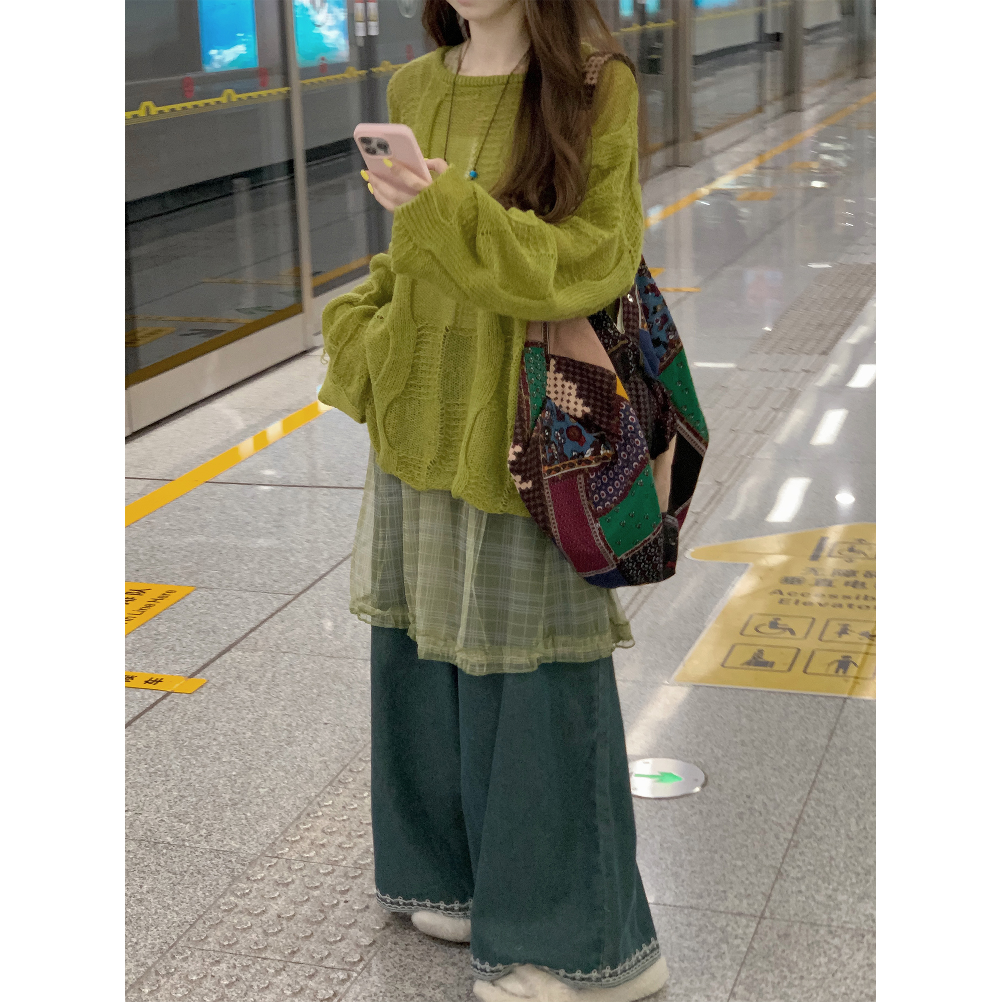 镂空绿色针织衫宽松阔腿牛仔裤