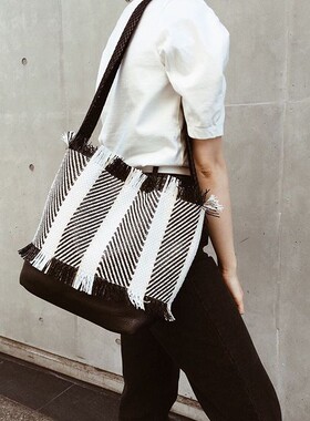 西班牙潮牌Bimba/Lola天蓝色拉菲草编织料拼接油蜡牛皮大号水桶包