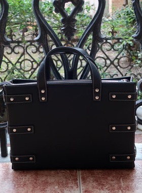 一个很有个性的微瑕无标样品黑色光面软牛皮中性款公文包手提包