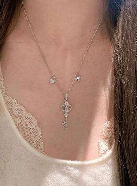 吊坠高级感女轻奢钥匙鸢尾花同款