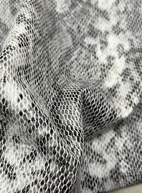 PU仿皮面料 春秋包裙风衣外套 淡蓝黑色抽象蛇鳞纹烫花时装布料