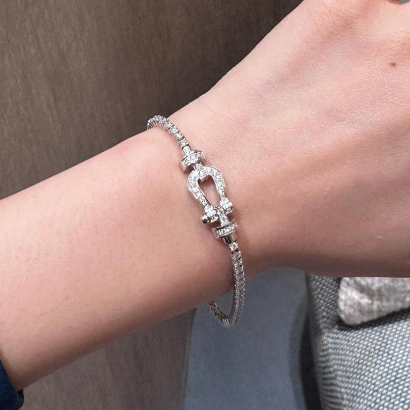 设计师s925纯银 玫红钻红宝石马蹄扣满钻手链感粉钻啪啪拉恰落日