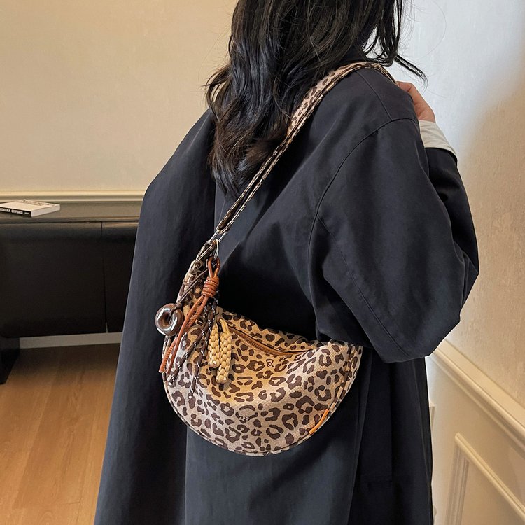 2025夏季新款通用款女包2025年秋季豹纹拉链带挂件休闲简约风单肩