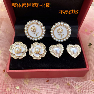 高級感潮百搭塑料針耳飾女 復(fù)古港風(fēng)仿珍珠塑料膠針山茶花耳釘新款