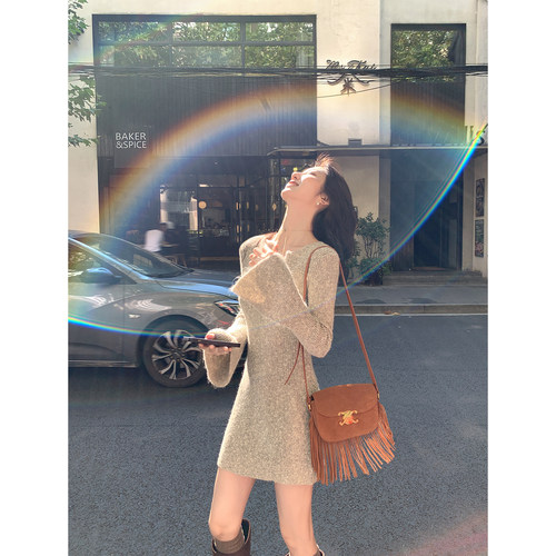 v领喇叭袖收腰显瘦针织连衣裙