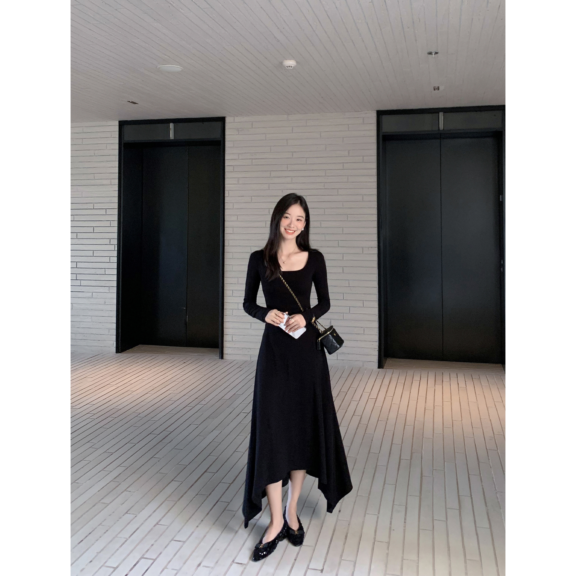 方领修身收腰针织连衣裙