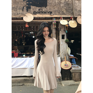 MULVAN 气质针织露肩连衣裙女大船领收腰显瘦a字短裙子 温柔序曲