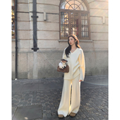 现货7折 素调随性 白色宽松休闲V领毛衣女休闲裤 MULVAN 套装