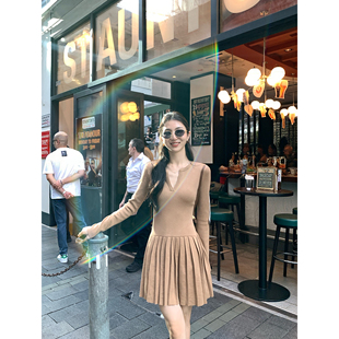 MULVAN 秋日拍档 v领长袖针织连衣裙女秋冬修身显瘦百褶打底短裙