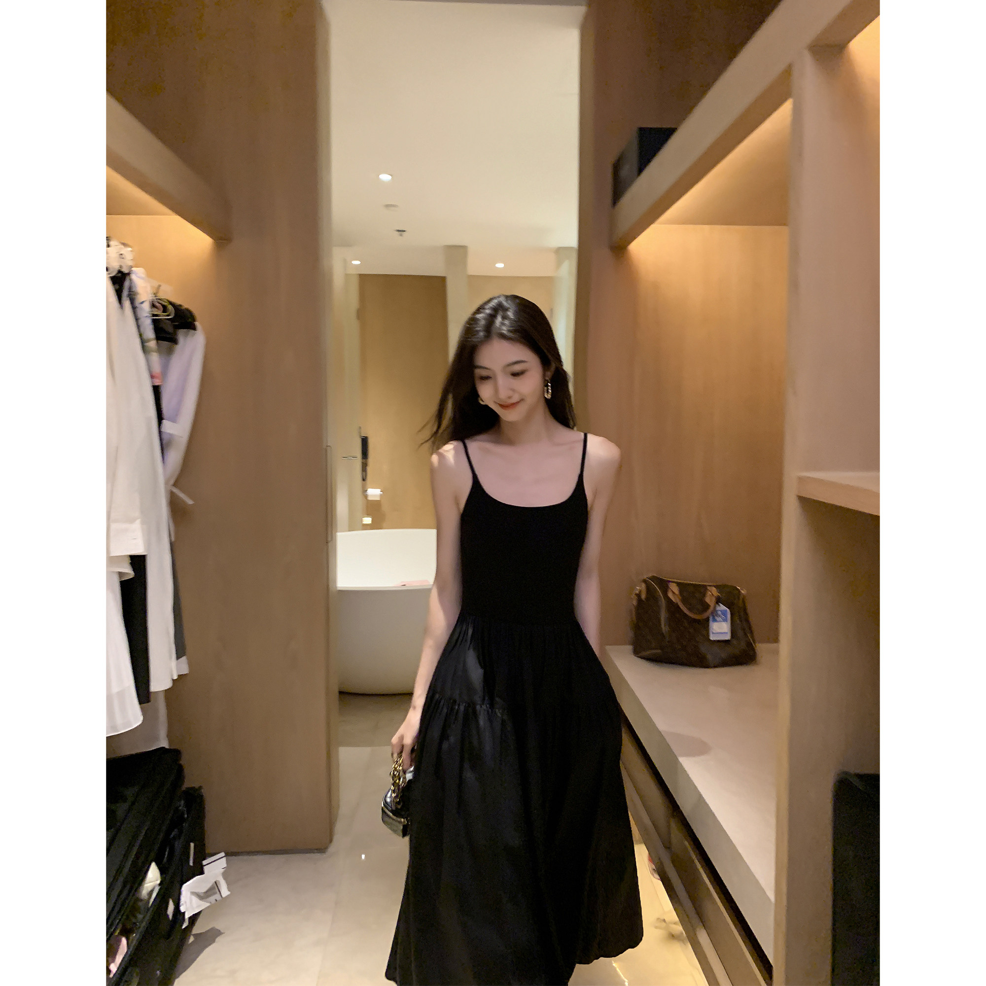 MULVAN 美丽无边女神裙 黑色拼接针织带胸垫吊带连衣裙女气质长裙