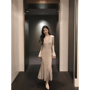 优雅v领针织气质连衣裙长袖 落日人鱼湾 女 现货7.5折 MULVAN