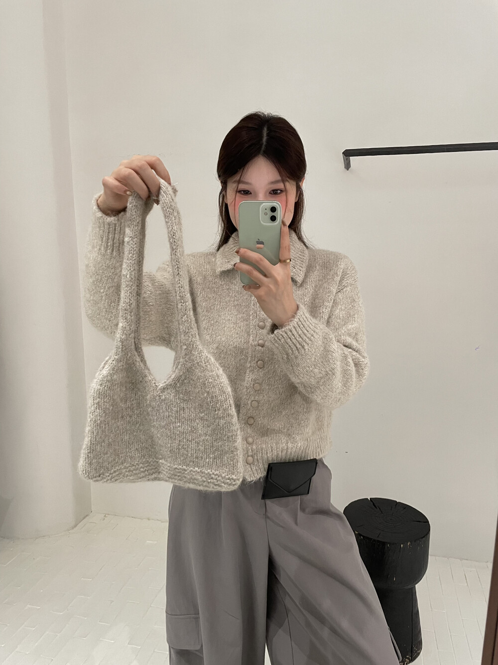 感受秋冬温暖氛围ATELIER BLANC秋款舒适时尚高领保暖毛衣配包包