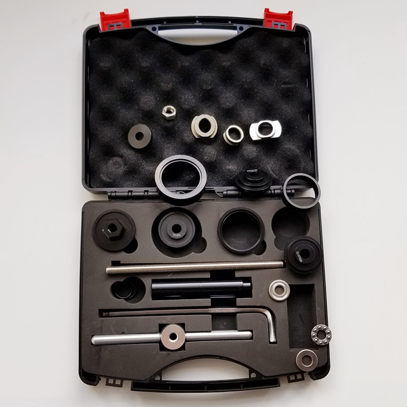 山地公路自行车静力压入中轴安装