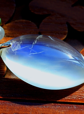 ◆玉颜映冰蝉◆收藏级——硕大玻璃体蓝月光石素面大坠（79克拉）