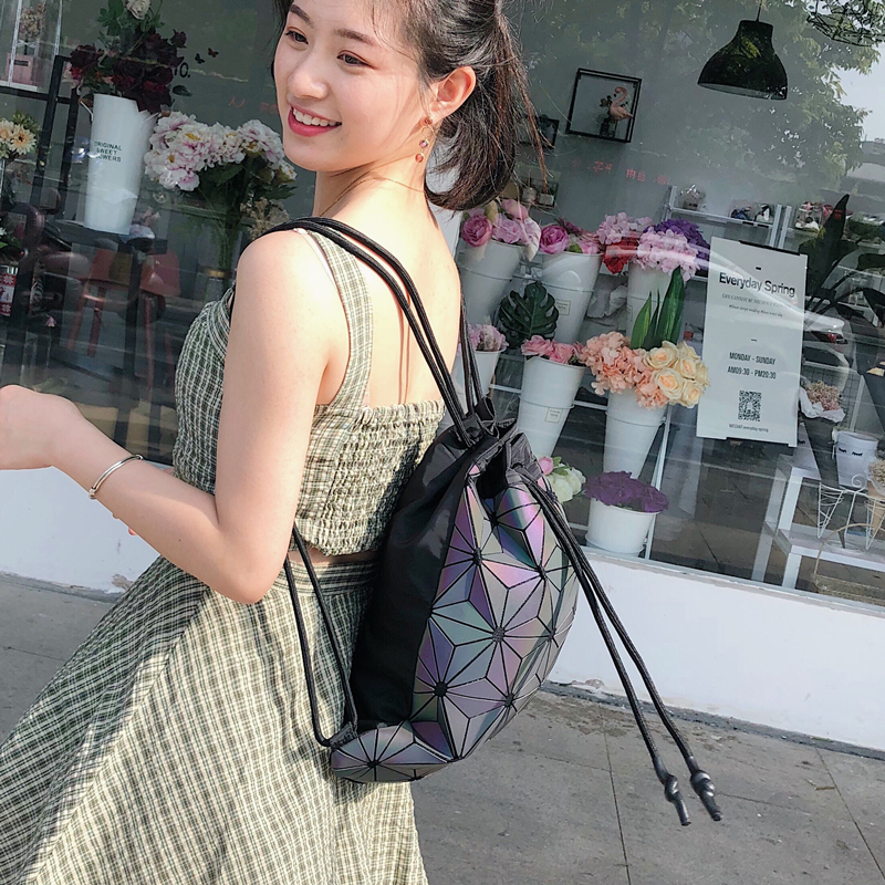 2018新款夜光抽繩背包男女鐳射炫彩虹幾何菱格雙肩包休閑束口袋