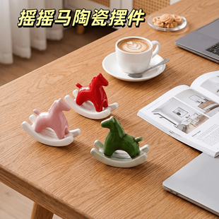 可爱摇摇马陶瓷摆件办公室桌面家居红色马创意新年礼物家居装饰品