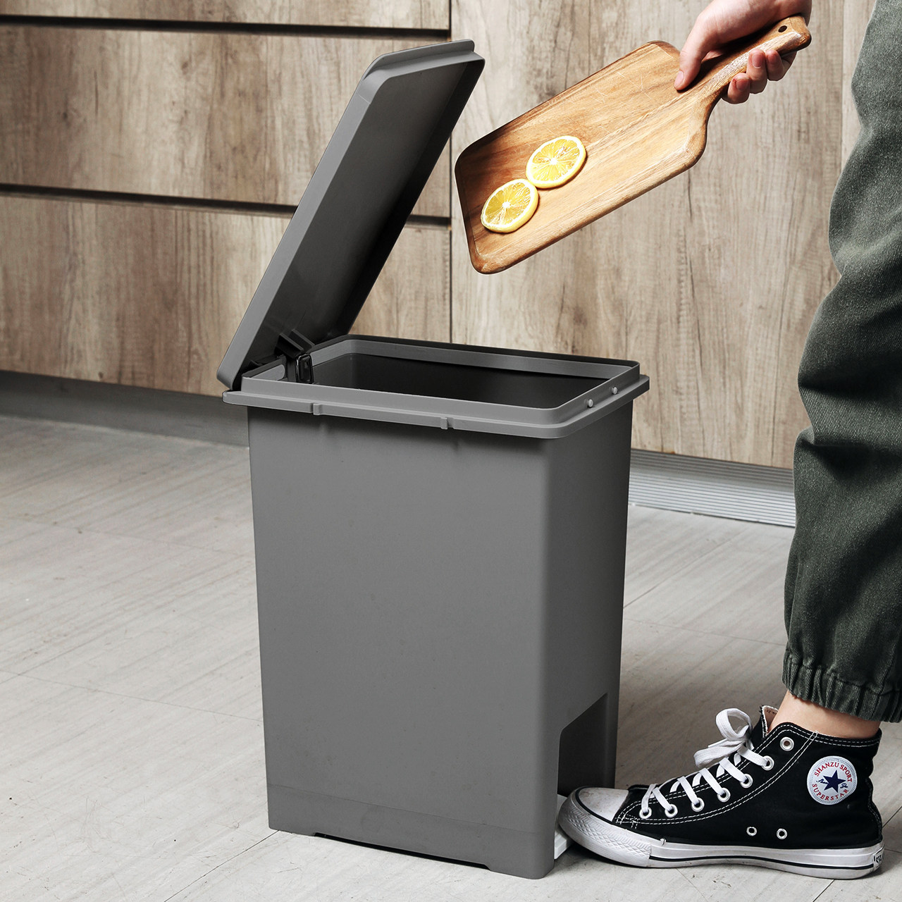 居家家脚踩踏垃圾桶家用厨房夹缝分类拉圾筒厕所卫生间带盖手纸篓