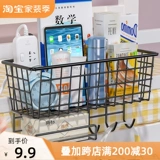 Домашнее постели, стоящее на стене студенческого общежития, хорошая кровать, висящая корзина на кровати, спальня, артефакт хранения