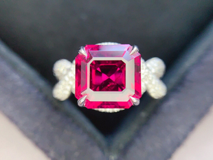 18k金镶嵌天然方形卢比来戒指女款情人节生日礼物4.72克拉