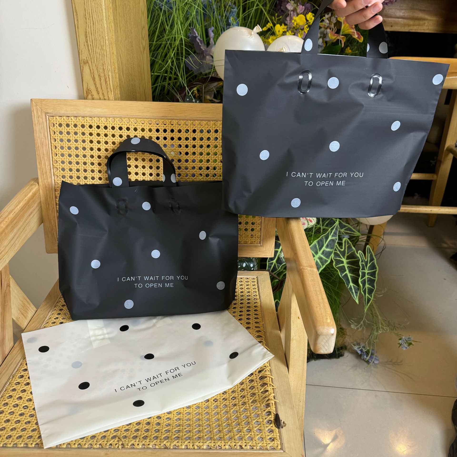 小红书爆款波点磨砂手提袋批发商场服装购物袋鞋袋多规格可选