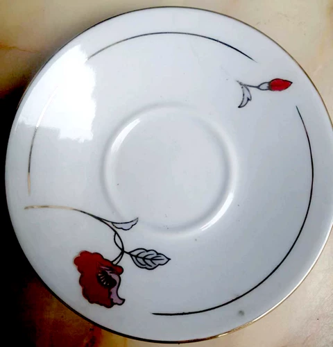 В 1970 -х и 1970 -х годах старые продукты, произведенные космическим фарфоровым фабрикой на космической фарфоровой фабрике Джингджэнь, можно использовать ежедневно ежедневно