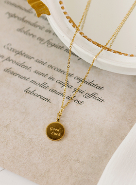 简约风18k金转运复古小金币goodluck锁骨链钛钢圆形字母吊坠项链