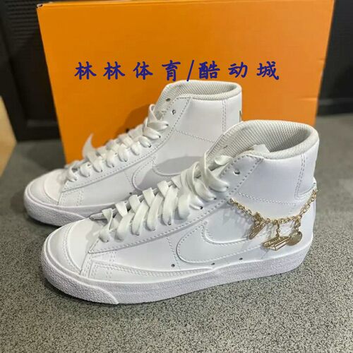 耐克女子链条坠饰休闲板鞋