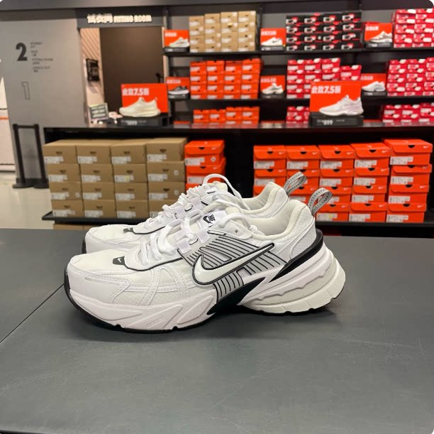 Nike/耐克V2K Run女子白黑经典低帮休闲老爹鞋HF5342-100