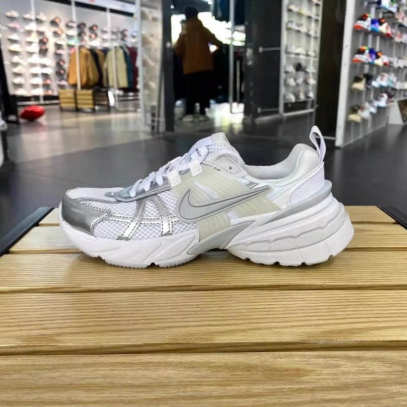NIKE耐克V2K RUN 2024夏季女子厚底增高休闲透气跑步鞋FD0736-104