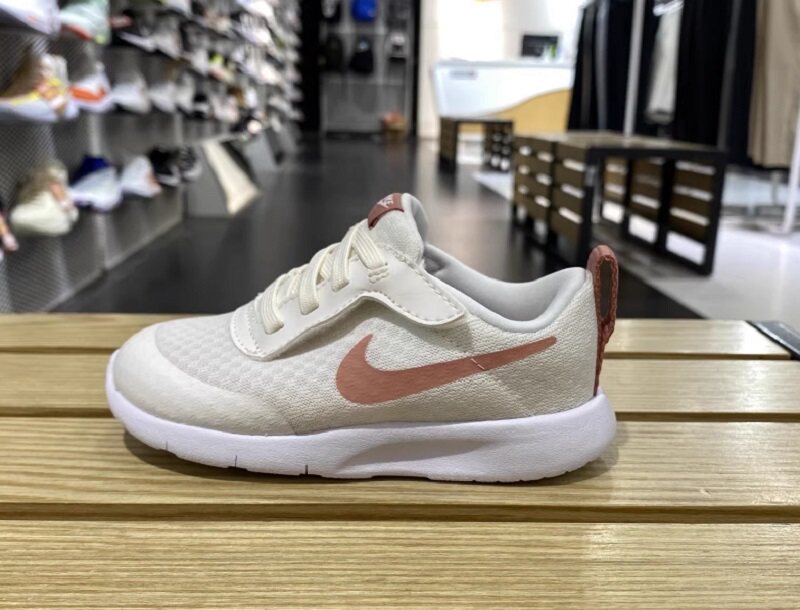 NIKE耐克透气轻便运动跑步鞋