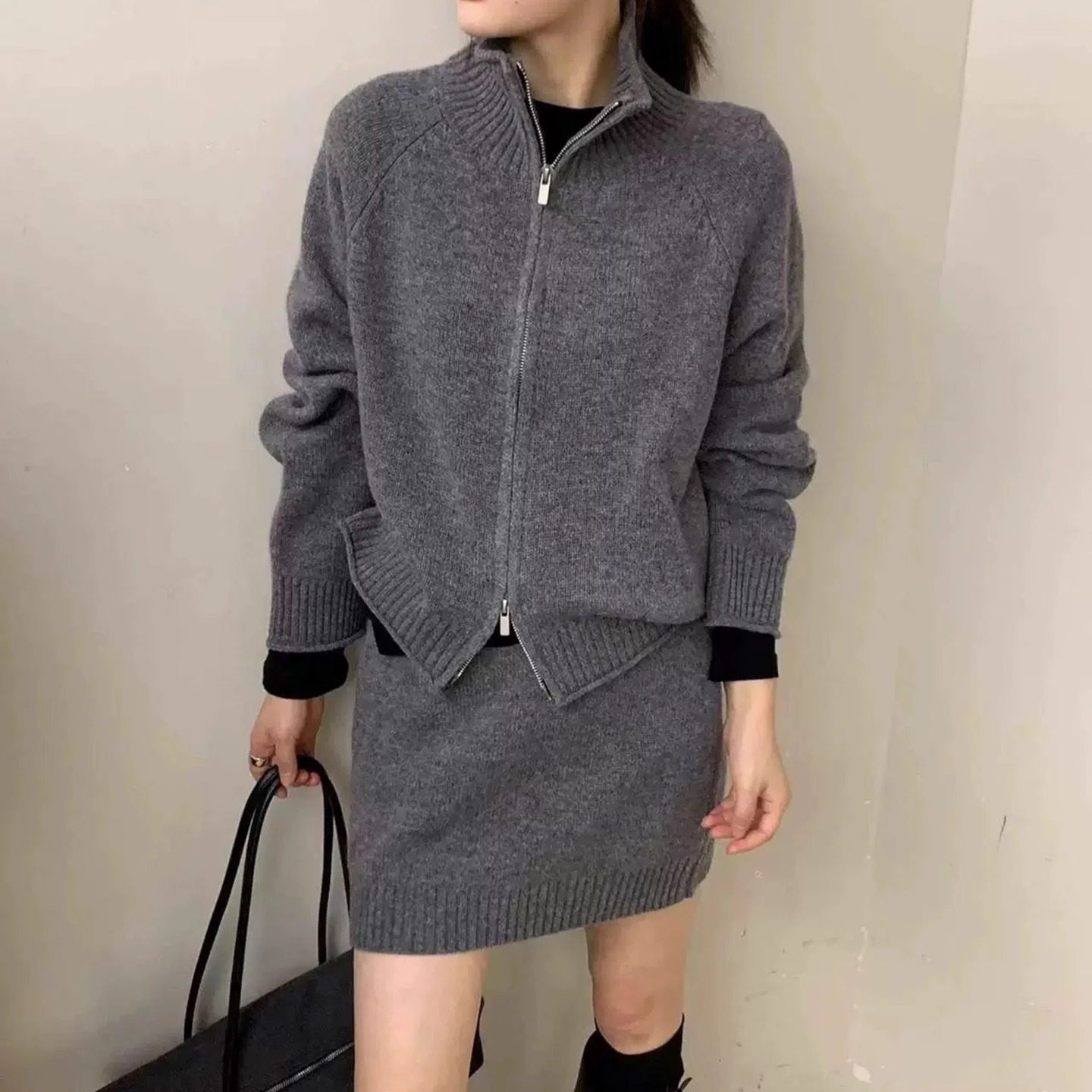 欧洲站2025冬装新款女潮休闲拉链立领羊毛开衫毛衣+针织短裙套装