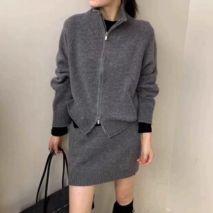 欧洲站2026冬装新款女潮休闲拉链立领羊毛开衫毛衣+针织短裙套装