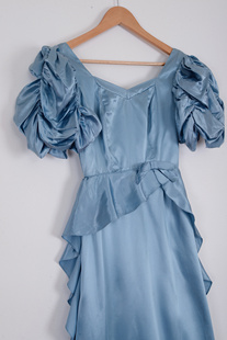 冰蓝色/花苞袖燕尾裙摆缎面礼服 超美的！ 这个袖子好特别！