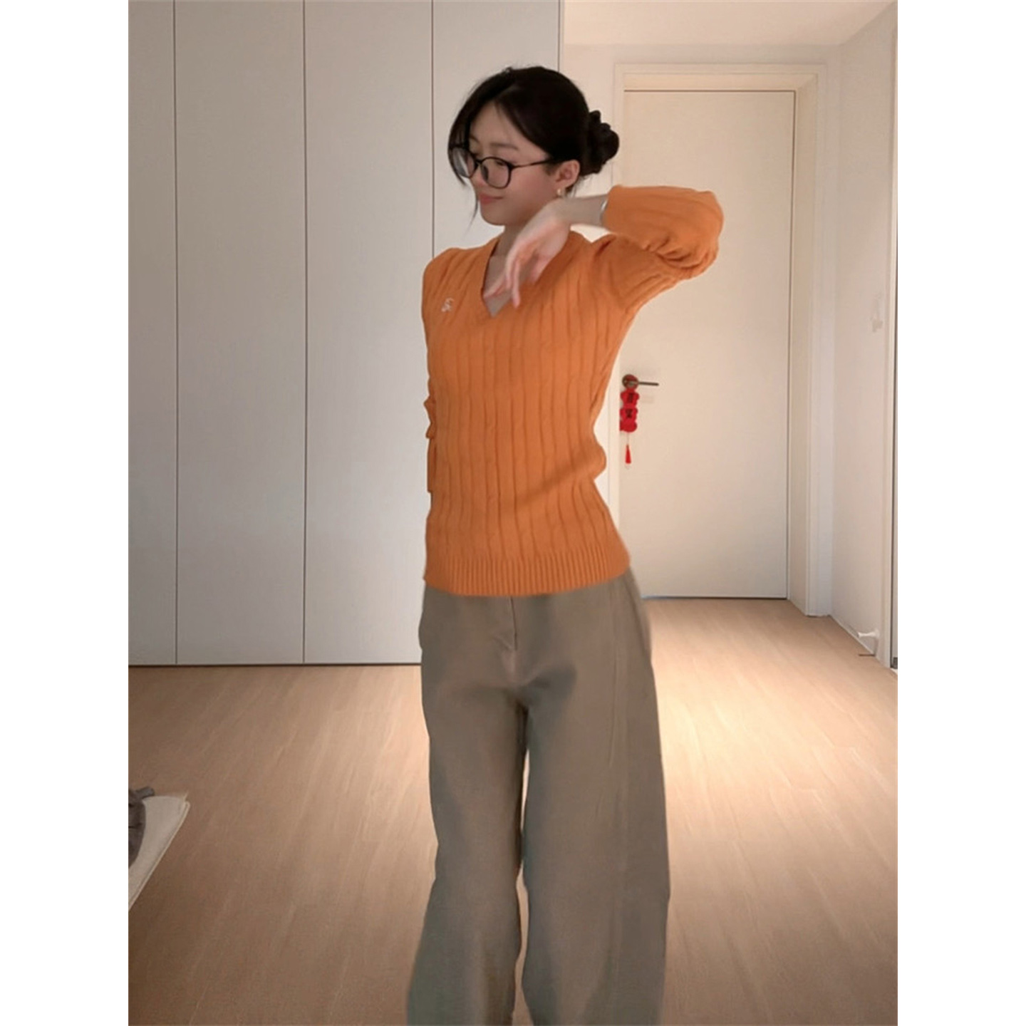 韩系气质橘色v领麻花毛衣女秋冬新款修身显瘦小众绝美长袖上衣服